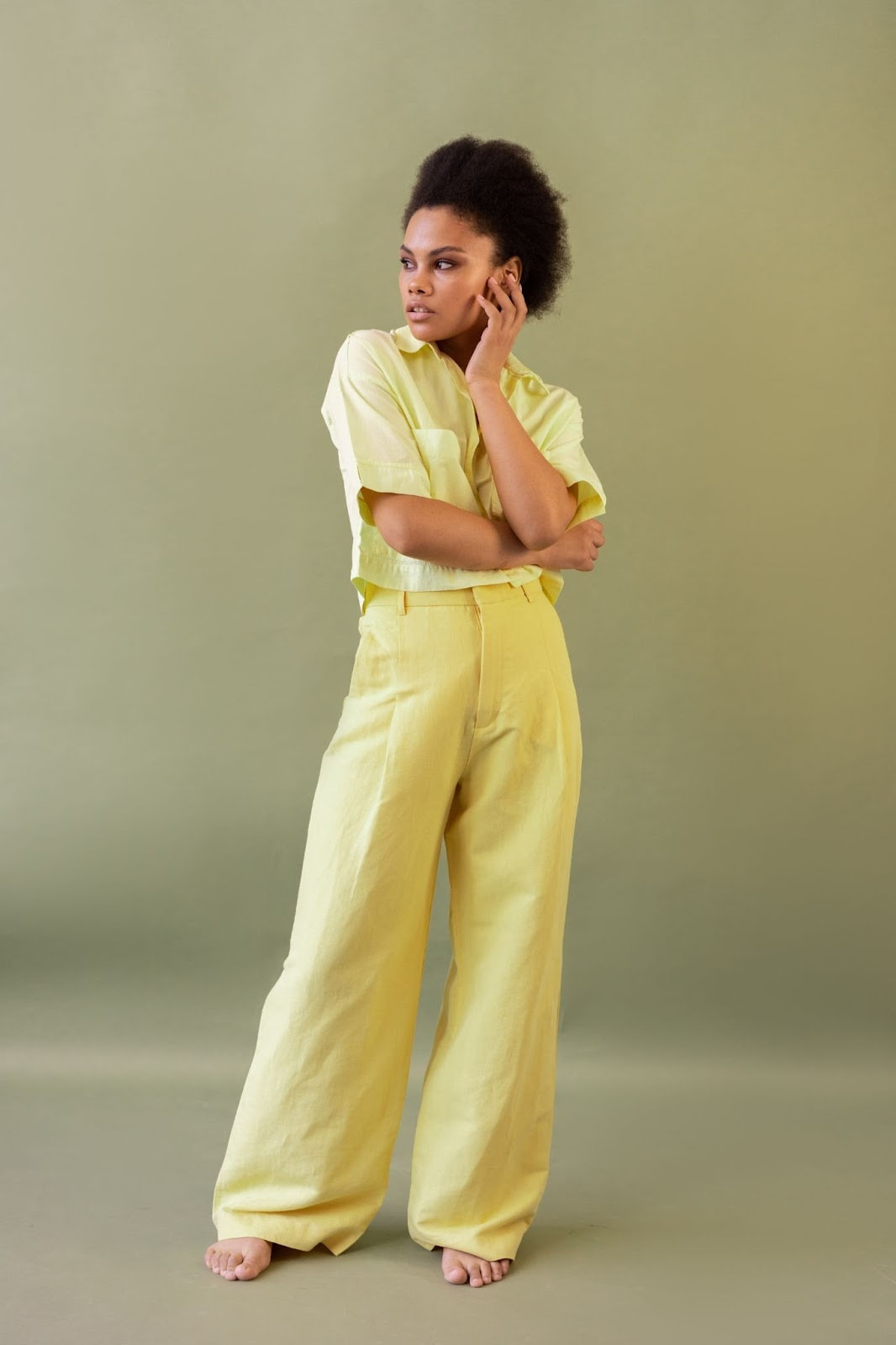 what-to-wear-with-yellow-pants