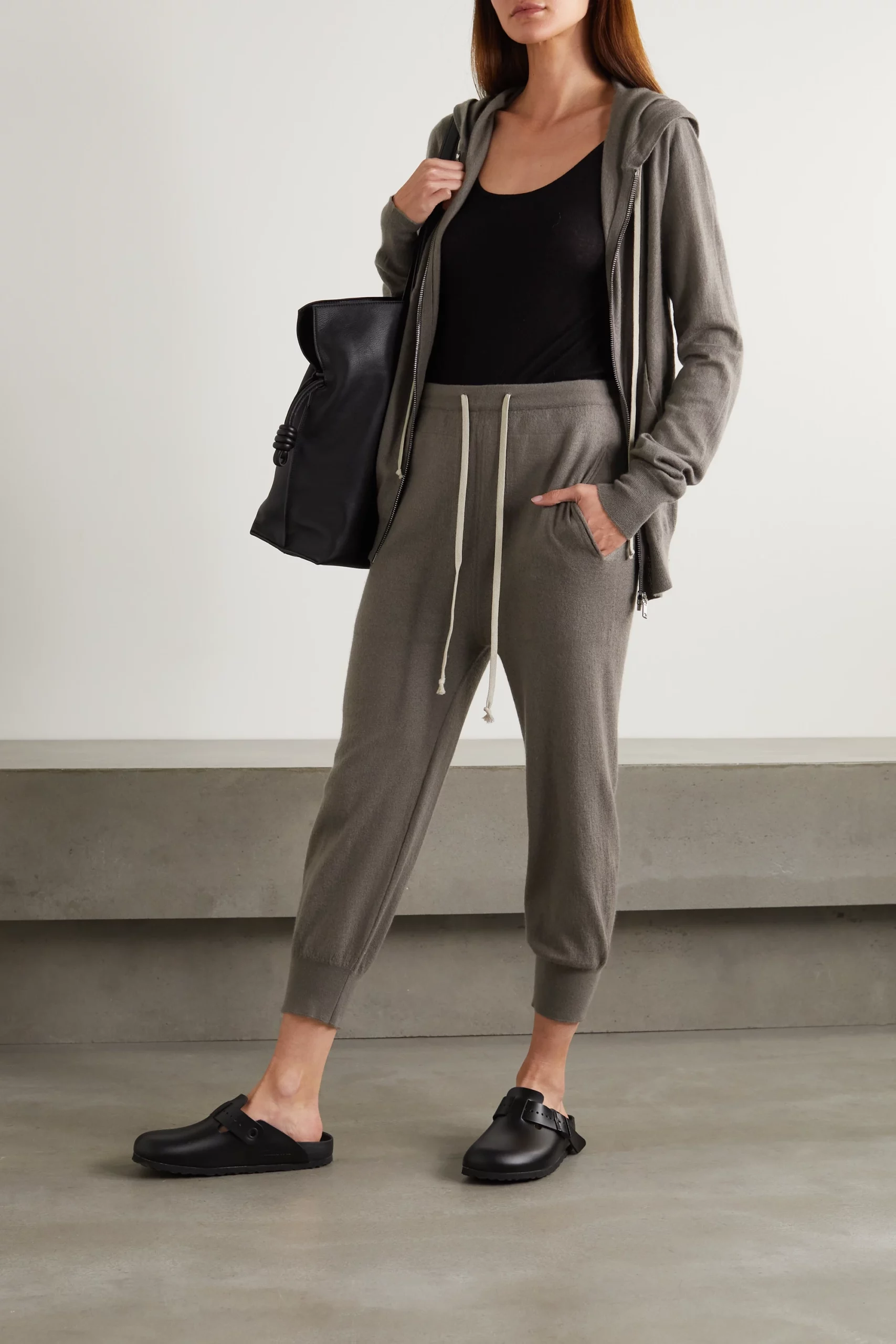 15 Outfits With Grey Sweatpants to Look Fantastic